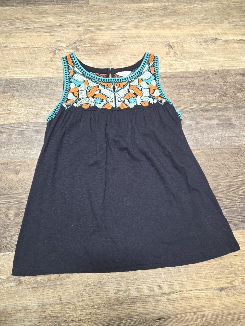 Crown & Ivy Boho Embroidered Yoke Sleeveless Blouse Tank - Picture 4 of 10